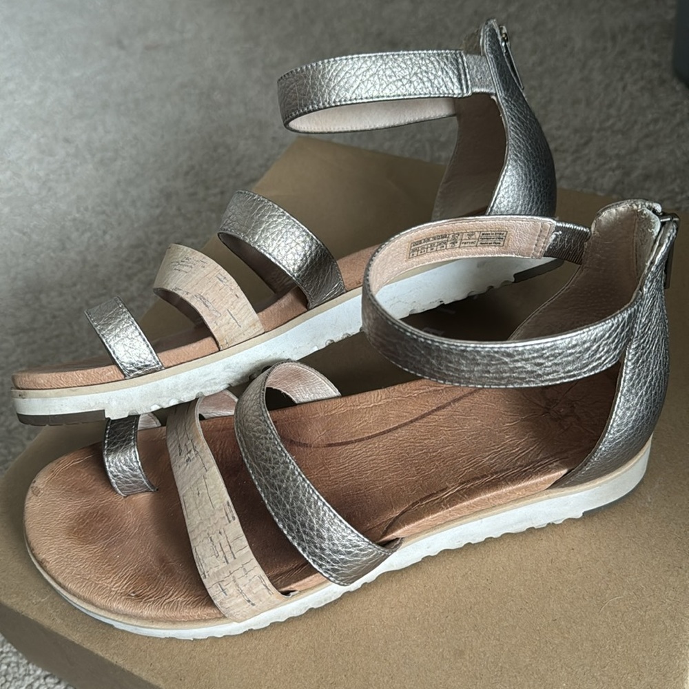 Ugg women’s Zina gladiator leather sandal size 8 - Picture 3 of 6